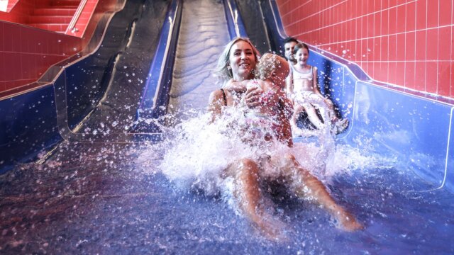 Wasserspaß auf einer Rutsche mit Kindern