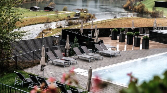 Entspannendes Schwimmbad mit Liegen und Blick auf Natur