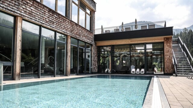 Moderne Gebäude mit Pool und sonniger Terrasse