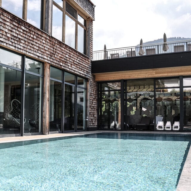 Moderne Gebäude mit Pool und sonniger Terrasse