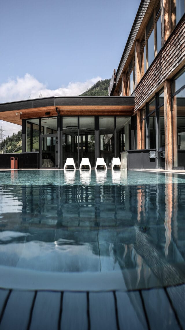 Moderne Architektur mit Pool und Bergblick