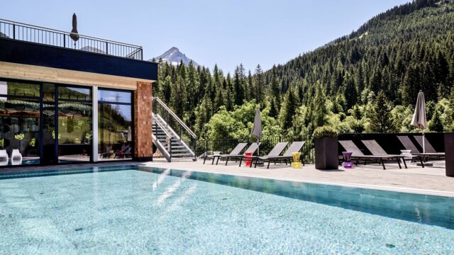 Poolbereich mit Blick auf die Berge