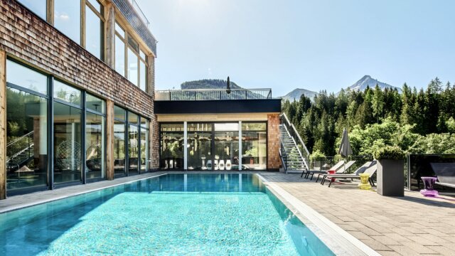 Moderne Villa mit Pool und Bergblick