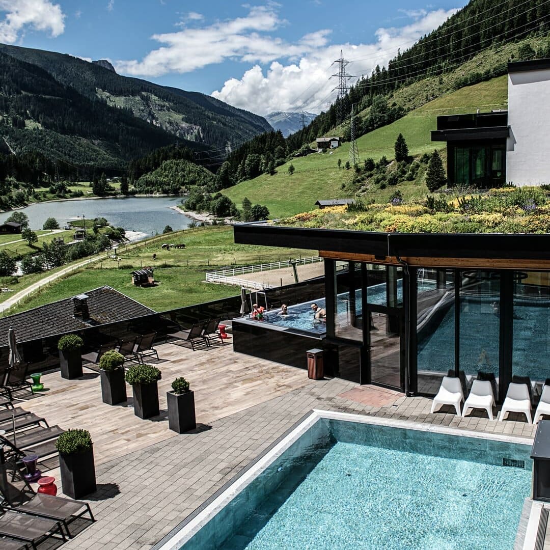 Pool mit Bergblick in schöner Landschaft