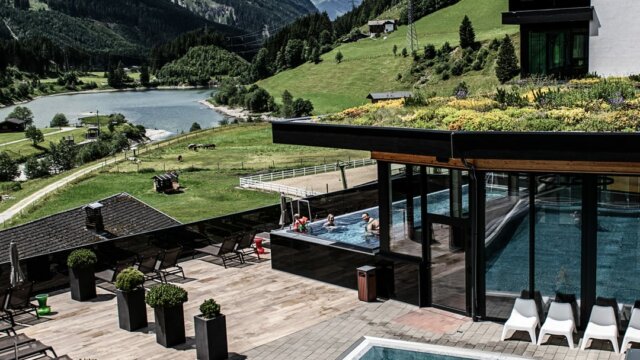 Pool mit Bergblick in schöner Landschaft