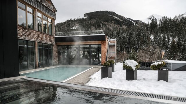 Eleganter Außenpool in schneebedeckter Umgebung