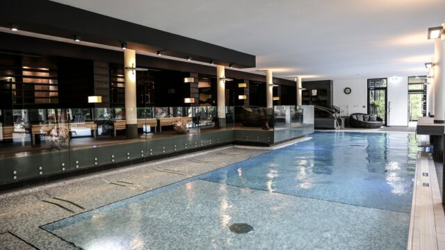 Eleganter Innenpool im modernen Wellnessbereich