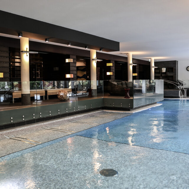 Eleganter Innenpool im modernen Wellnessbereich