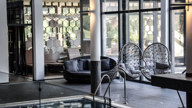 Moderne Spa-Lounge mit gemütlichen Sitzgelegenheiten