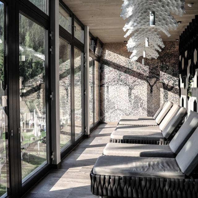 Entspannender Innenraum mit Blick ins Grüne