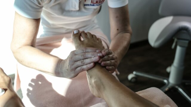 Fussmassage in einem Wellness-Salon
