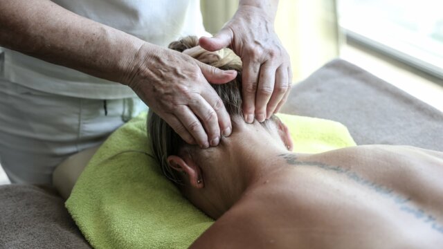 Massagebehandlung zur Entspannung des Nackens