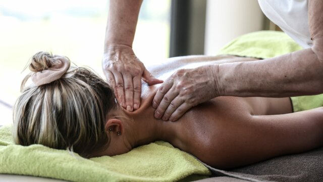 Entspannende Rückenmassage in einem Wellnessraum