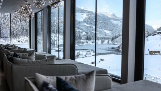 Gemütlicher Ausblick auf schneebedeckte Landschaft