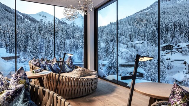 Gemütlicher Raum mit Blick auf verschneite Landschaft