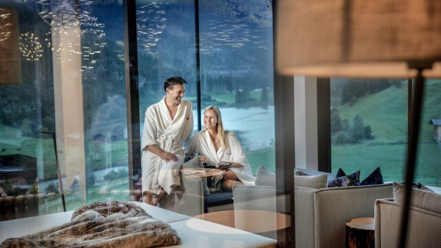 Entspannung im modernen Wellnessbereich mit Ausblick.