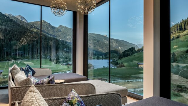 Moderne Wohnlandschaft mit Blick auf die Berge