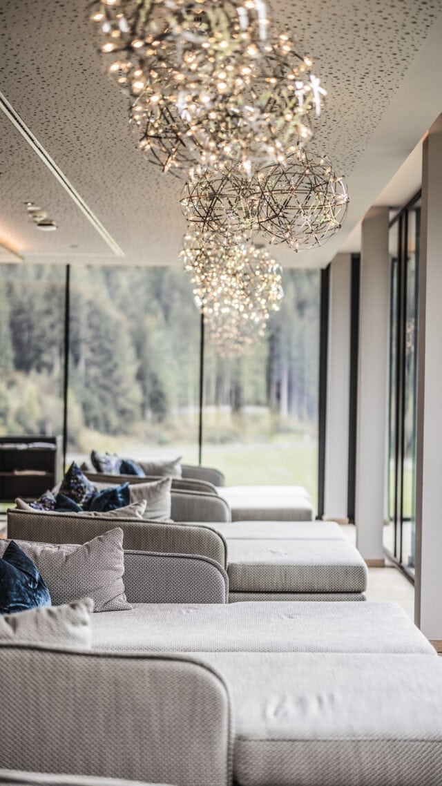 Moderne Lounge mit gemütlichen Möbeln und Beleuchtung