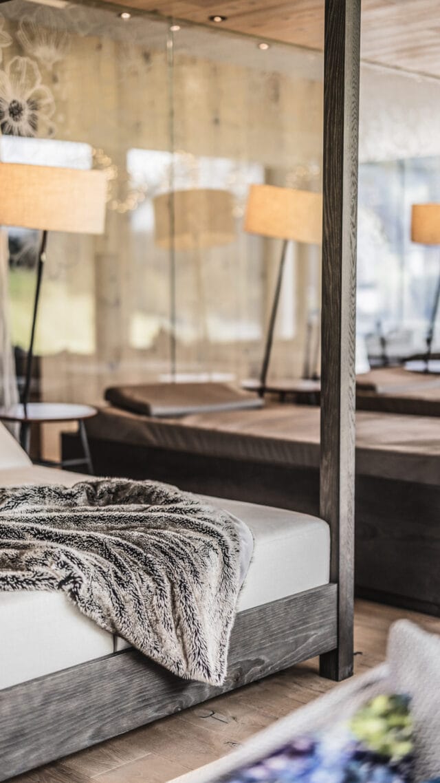 Gemütliche Lounge mit gemütlicher Decke und Lampen.