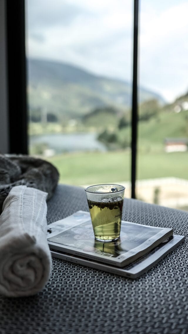 Tee und Handtuch auf einem Tisch
