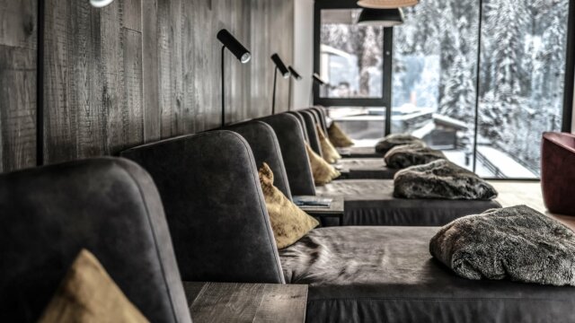 Gemütlicher Loungebereich mit Aussicht auf Schnee