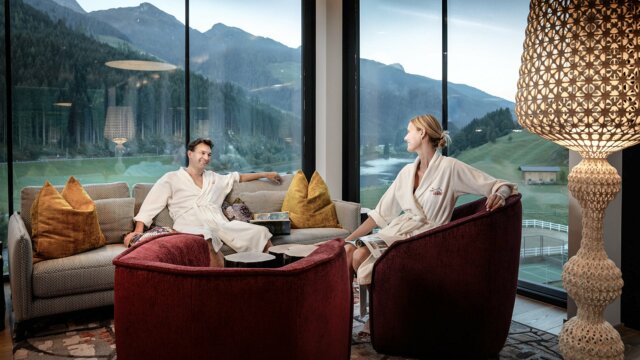 Familyresort Almhof Wellness Turm Relax Lounge Ausblick Paar 1 web