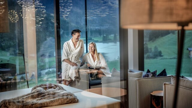 Familyresort Almhof Wellness Turm Relax Lounge Ausblick Paar 2 web