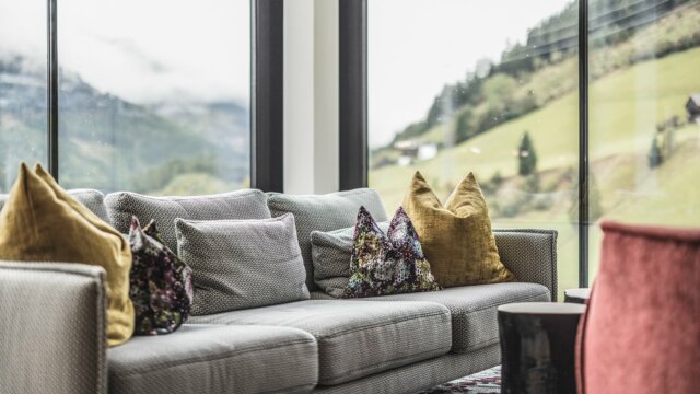 Moderner Wohnraum mit gemütlichem Sofa und Kissen