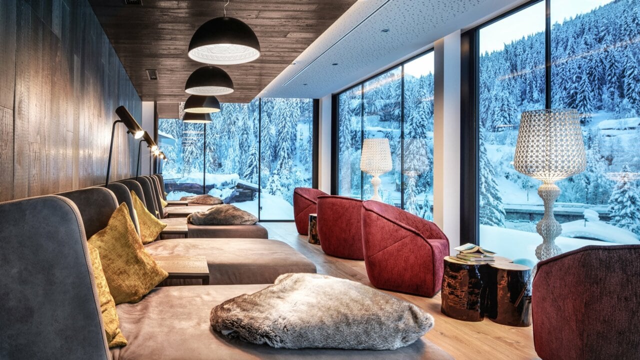 Gemütlicher Raum mit Blick auf den Schnee.