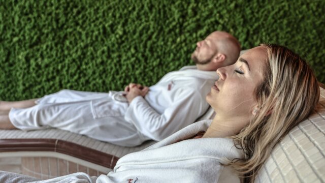 Entspannte Menschen in einem Wellnessbereich