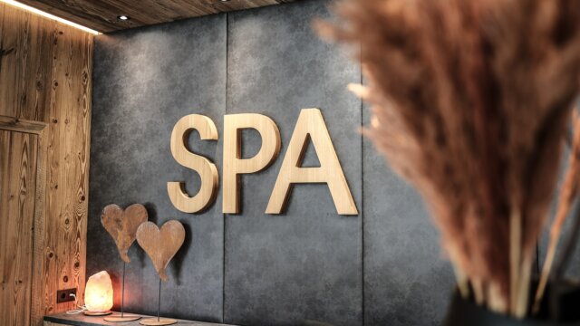 Holzbuchstaben SPA an einer Wand