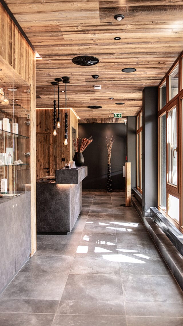 Moderne Empfangshalle mit holzverkleideter Decke.