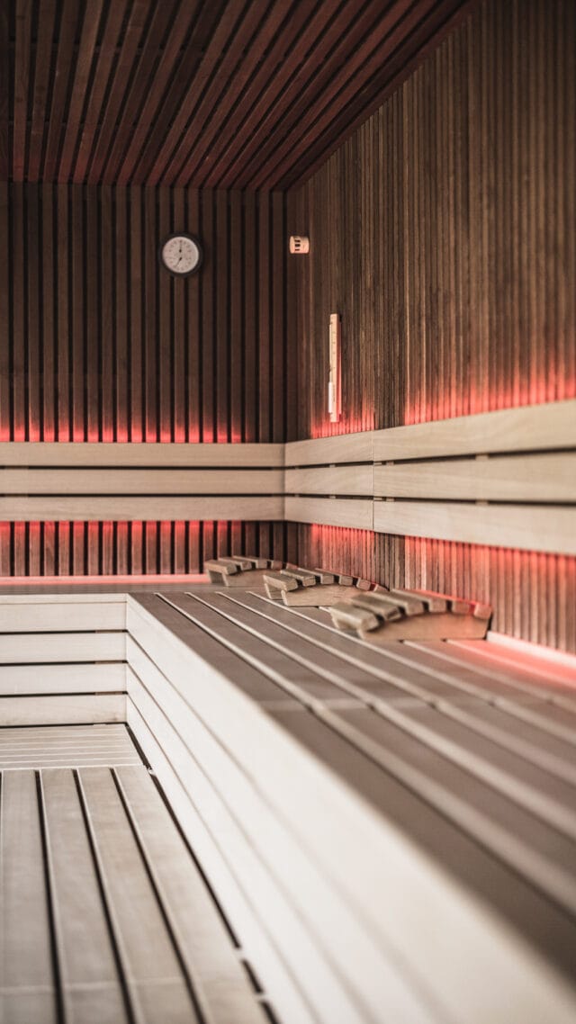 Moderne Sauna mit Holzinterieur und Beleuchtung