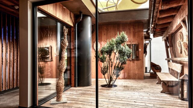 Moderne Innenarchitektur mit Holz und Pflanzen