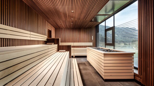 Innenansicht einer modernen Sauna mit Holzverkleidung