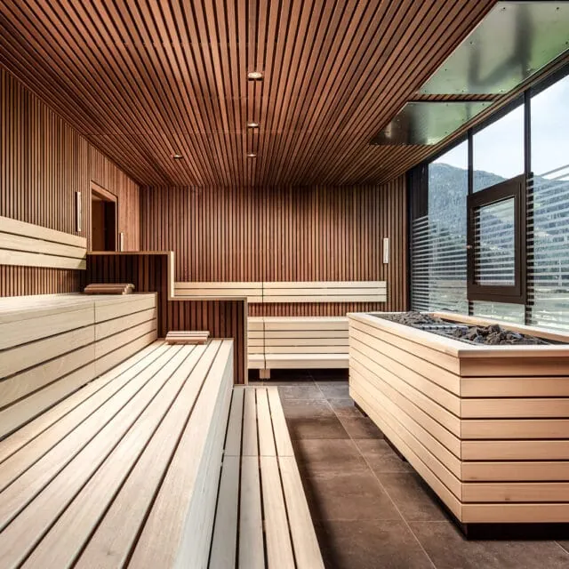 Innenansicht einer modernen Sauna mit Holzverkleidung
