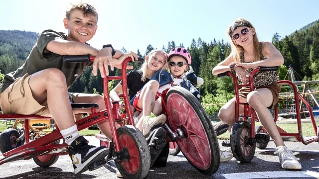 Kinder mit Dreirädern im Freien