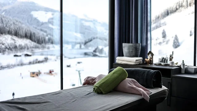 Wellnessbereich mit Aussicht auf verschneite Landschaft