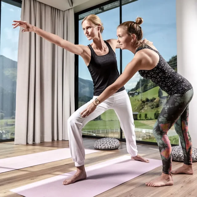 Zwei Frauen bei einer Yoga-Übung im Raum