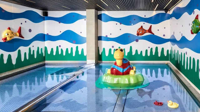 Bunte Kinderbadezimmerecke mit Spielzeugbooten.