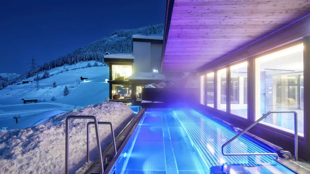 Beheizter Pool in verschneiter Landschaft bei Nacht
