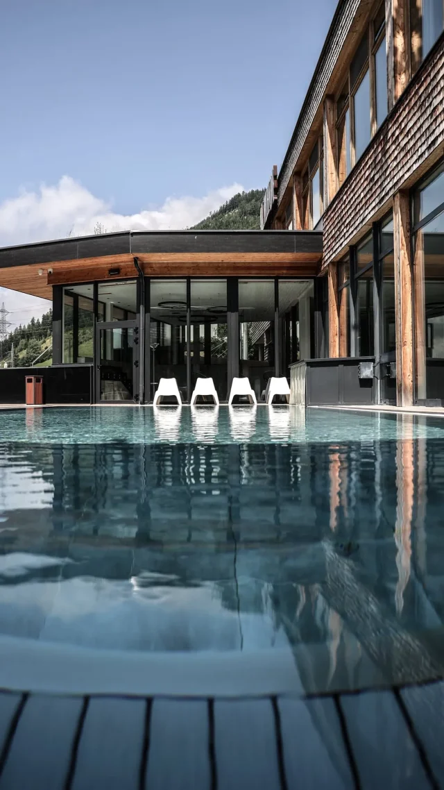Moderne Architektur mit Pool und Bergblick