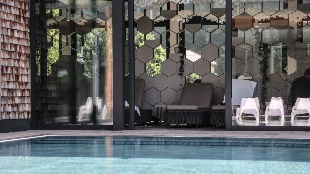 Modernes Schwimmbad mit stilvollen Liegen