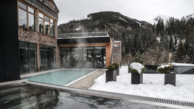 Eleganter Außenpool in schneebedeckter Umgebung