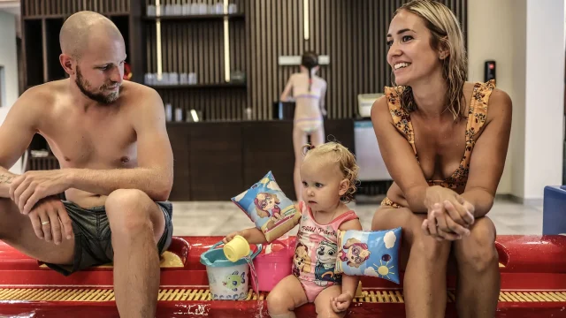 Familie mit Kind im Schwimmbereich.
