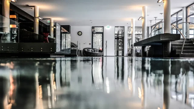 Moderner Innenbereich mit Wasserfläche