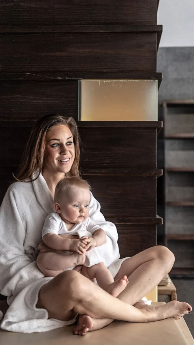 Frau mit Baby in einem gemütlichen Raum.