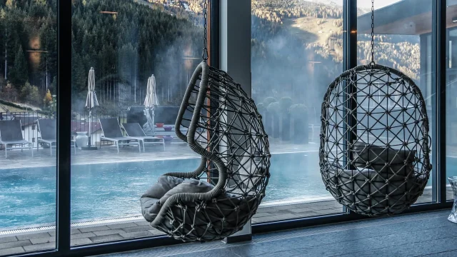 Hängesessel mit Blick auf einen Pool