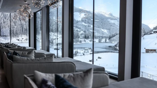 Gemütlicher Ausblick auf schneebedeckte Landschaft
