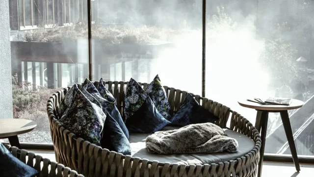 Gemütliche Sitzgelegenheit mit Kissen und Decke.